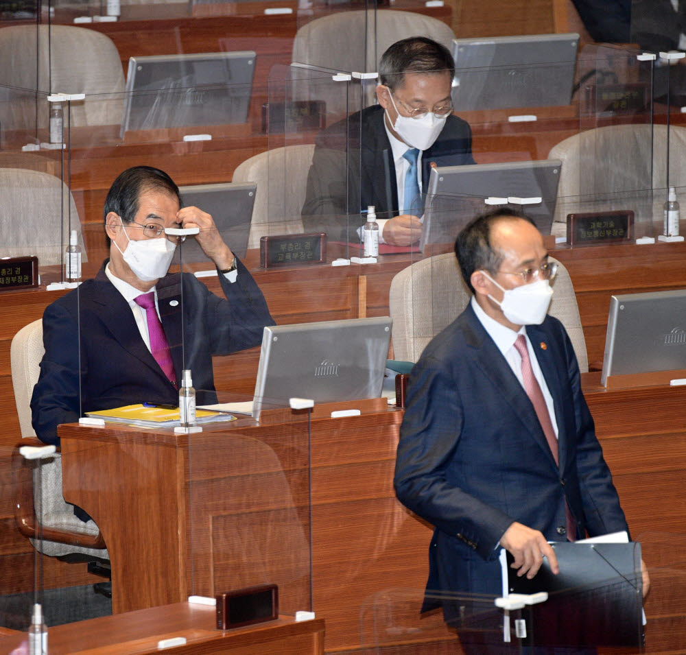 추경호 경제부총리가 26일 오후 서울 여의도 국회 본회의장에서 열린 경제 분야 대정부질문에서 답변하기 위해 단상으로 나가고 있다. 연합뉴스