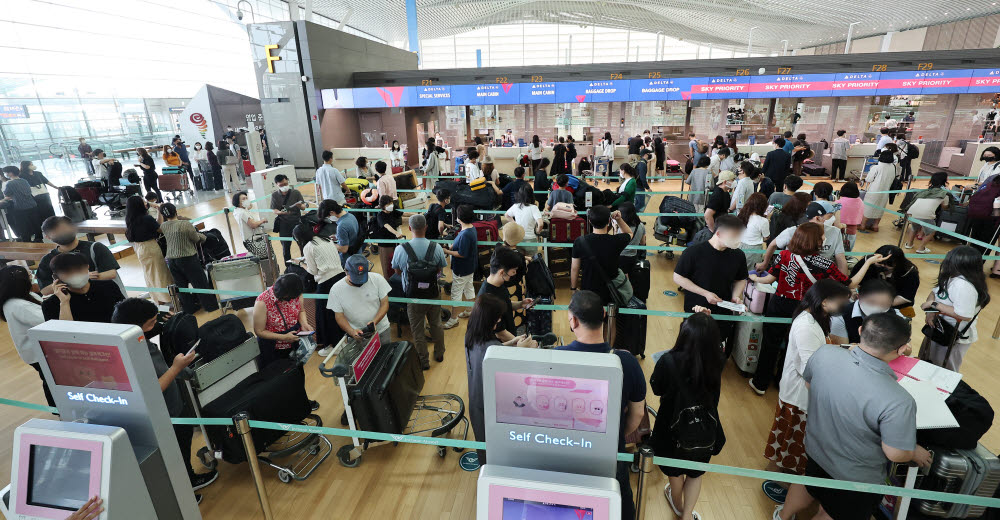 본격 휴가철, 인천공항 출국장 '인산인해'