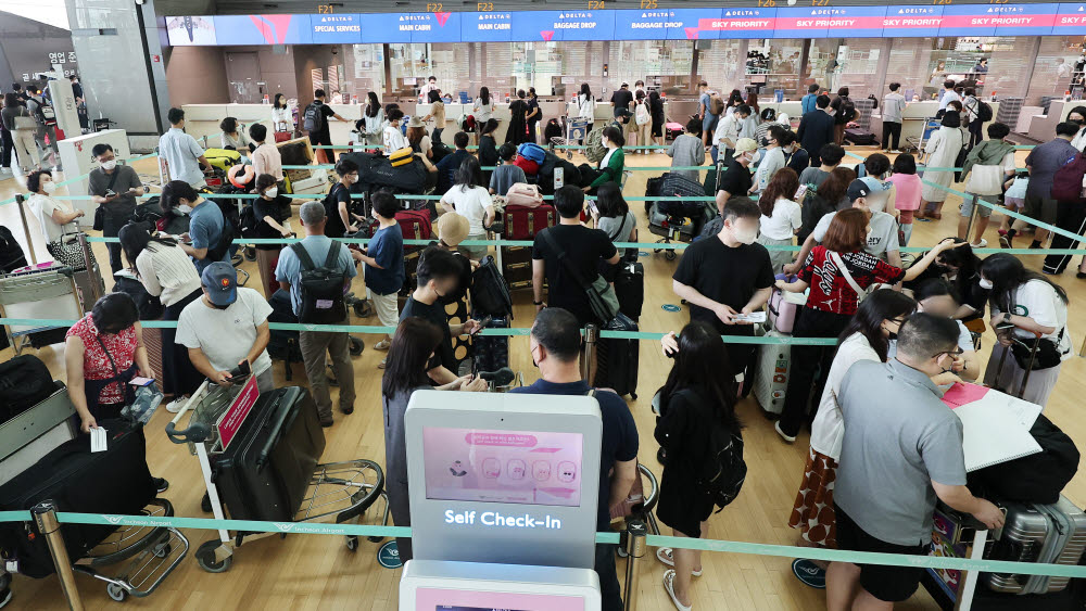 본격 휴가철, 인천공항 출국장 '인산인해'