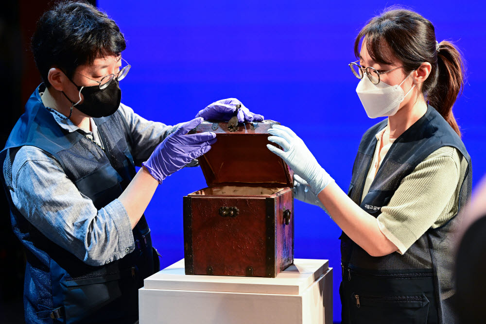 관계자들이 보록의 뚜껑을 열어보이고 있다.