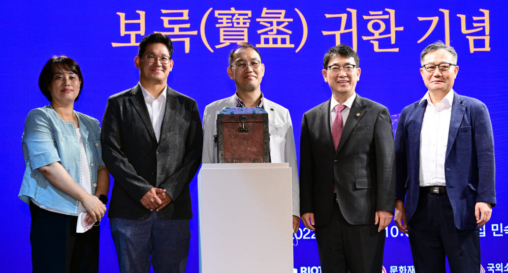 왼쪽부터 채수희 문화재청 문화재활용국장, 양세현 라이엇게임즈 한국퍼블리싱사업총괄 본부장, 김인규 국립고궁박물관장, 최응천 문화재청장, 김계식 국외소재문화재재단 사무총장.