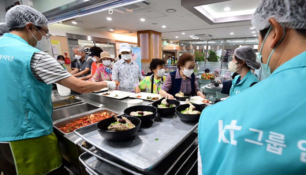 KT, 종로구 어르신에 여름 보양식 나눔 행사