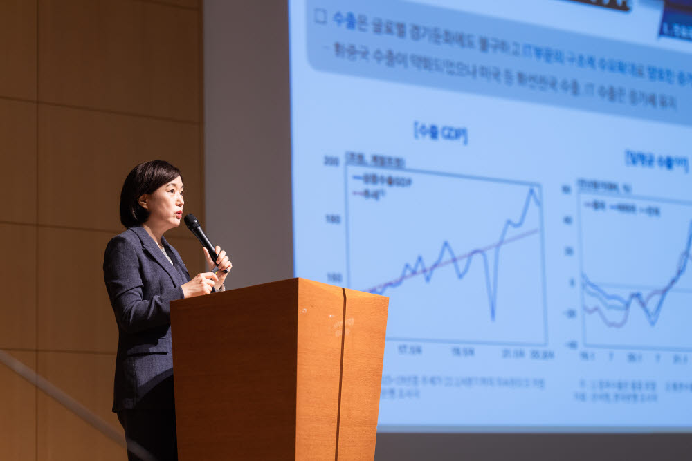 서영경 한국은행 금융통화위원회 위원이 27일 서울 중구 부영태평빌딩 1층 컨벤션홀에서 강연을 하고 있다.