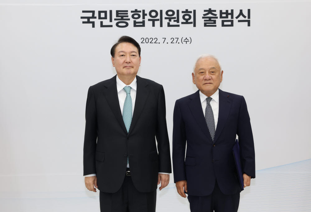 윤석열 대통령이 27일 서울 용산 대통령실 청사에서 열린 국민통합위원회 출범식에서 김한길 국민통합위원장에게 위촉장을 수여한 뒤 기념촬영을 하고 있다.