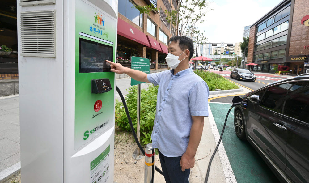 수원시, 전국 최초 '스마트 가로등 전기차 급속충전기' 설치