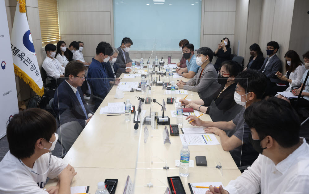 박보균 문화체육장관부 장관(왼쪽 두번째)이 29일 서울 서계동 문체부 저작권보호과 서울사무소에서 열린 웹툰업계 간담회에서 인사말을 하고 있다.