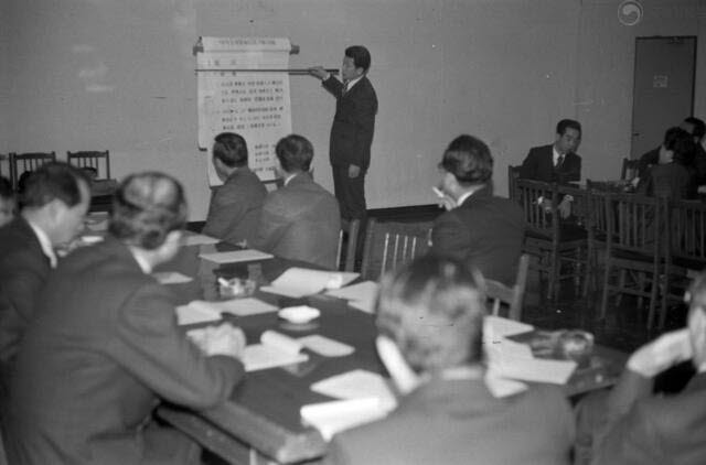 1974년 2월 14일 과총이 새마을 기술봉사단 회의를 하고 있다. <국가기록원 제공>