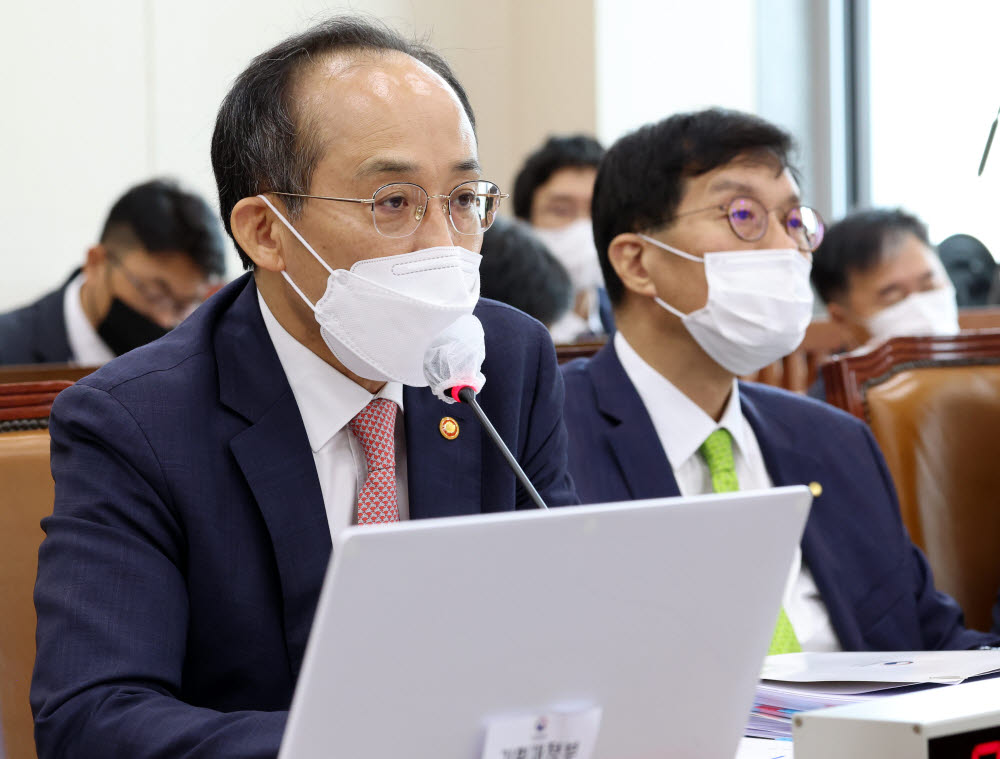 추경호 부총리 겸 기획재정부 장관이 1일 서울 여의도 국회에서 열린 기획재정위원회 전체회의에서 의원 질의에 답변하고 있다.(사진=연합뉴스)
