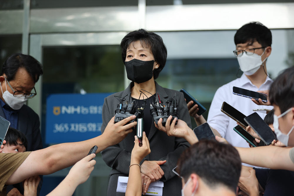 박순애 사회부총리 겸 교육부장관이 1일 오후 서울 영등포구 한국교육시설안전원에서 초등학교 입학연령 하향 학제개편안에 대해 발언하고 있다. 연합뉴스