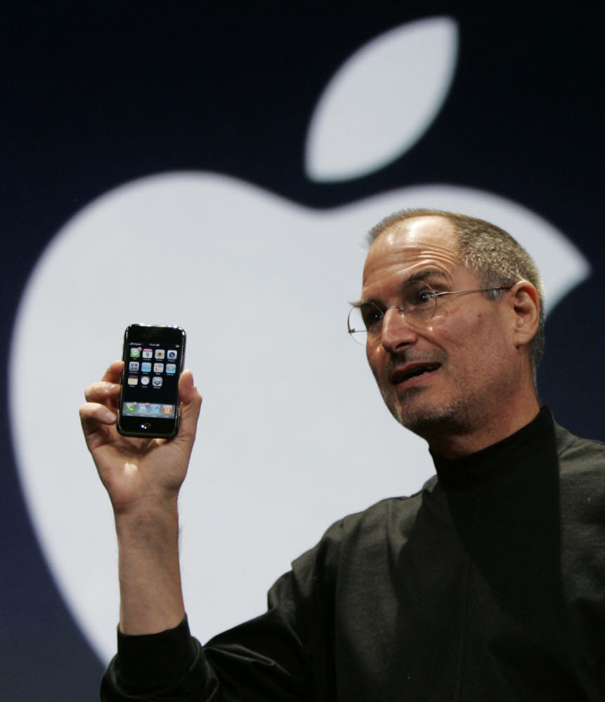 2007년 샌프란시스코에서 열린 맥월드 행사에서 아이폰을 선보이는 스티브 잡스 <전자신문DB>