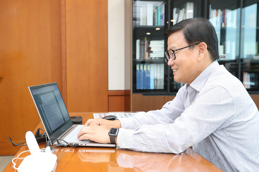 이원덕 우리은행장이 행내 시스템으로 나에게 쓰는 편지를 작성하고 있다. 이 행장은 자율 영업문화 정착을 위해 이번 이벤트에 가장 먼저 참여했다.