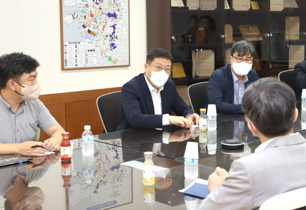 2일 서울 양천구 소재 서울에너지공사에서 이상훈 한국에너지공단 이사장(왼쪽 두 번째)이 서울에너지공사 관계자들과 면담을 하고 있다.