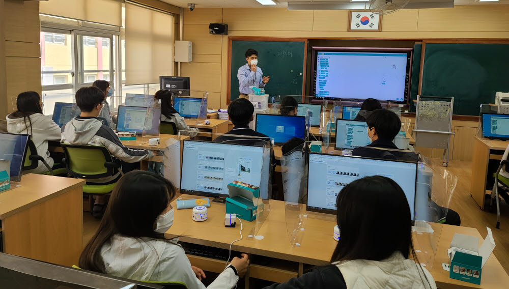 학생들이 교육용 로봇을 활용하여 로봇과 인공지능 융합 프로그래밍 프로그램을체험 하고 있다