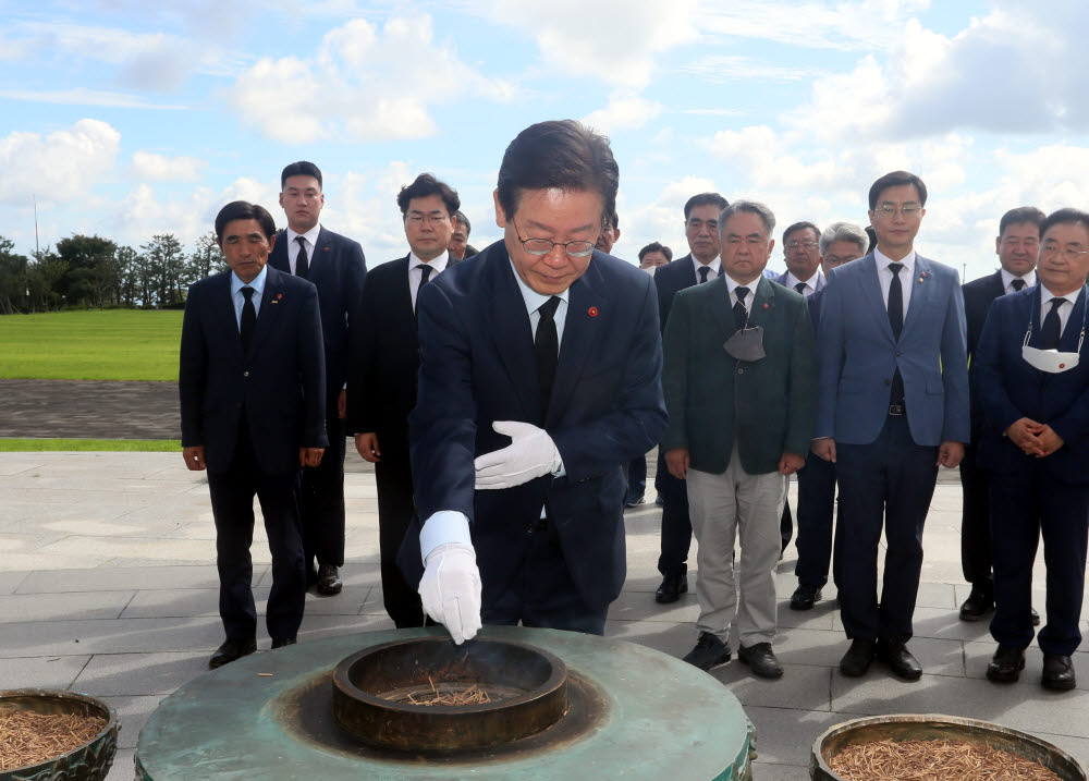 더불어민주당 이재명 당 대표 후보가 4일 제주4·3평화공원을 찾아 분향하고 있다. 연합뉴스