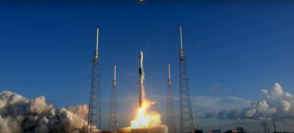 대한민국 달 궤도선 다누리가 5일(미국 현지 4일 오후) 미국 플로리다주 케이프커내버럴 우주군 기지 40번 발사대에서 스페이스X 팰콘9 발사체에 실려 발사되고 있다. 사진=SpaceX