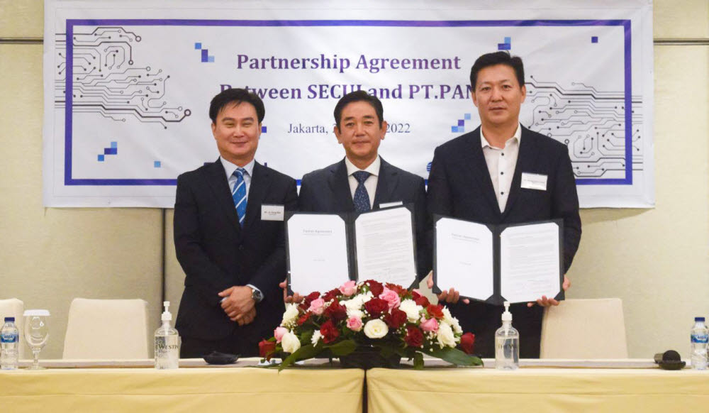 정삼용 시큐아이 대표(오른쪽)와 조성래, 윤재웅 PT.PAN 공동대표가 사업 협력을 체결하고 있다.