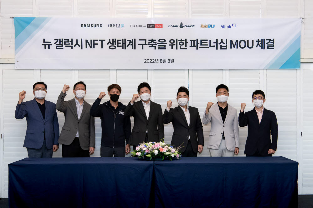 갤럭시 NFT 생태계 구축을 위한 파트너쉽 MOU 체결식에 참석한 최상진 삼성전자판매 B2B그룹장(왼쪽부터), 이신우 삼성전자 한국총괄 프로, 미치리우 쎄타랩스 CEO, 정동성 신라면세점 부점장, 박동진 이크루즈 대표, 홍성환 쇼골프 본부장, 김경동 올링크 대표가 기념촬영했다.
