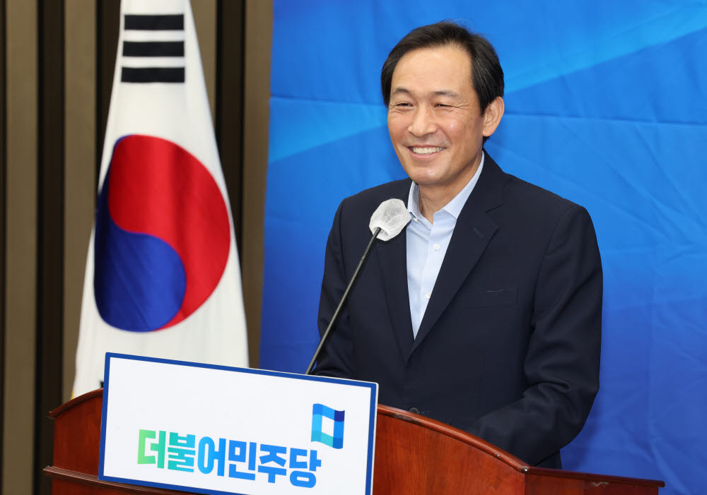 더불어민주당 우상호 비상대책위원장이 2일 국회에서 열린 의원총회에서 인사말을 하고 있다. 연합뉴스
