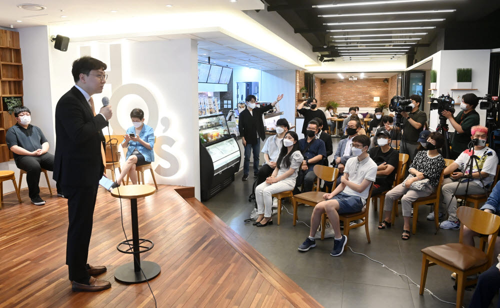 신인규 변호사가 8일 서울 여의도의 한 카페에서 국민의힘 바로 세우기(국바세) 주최로 열린 대토론회에서 발언을 하고 있다. 연합뉴스