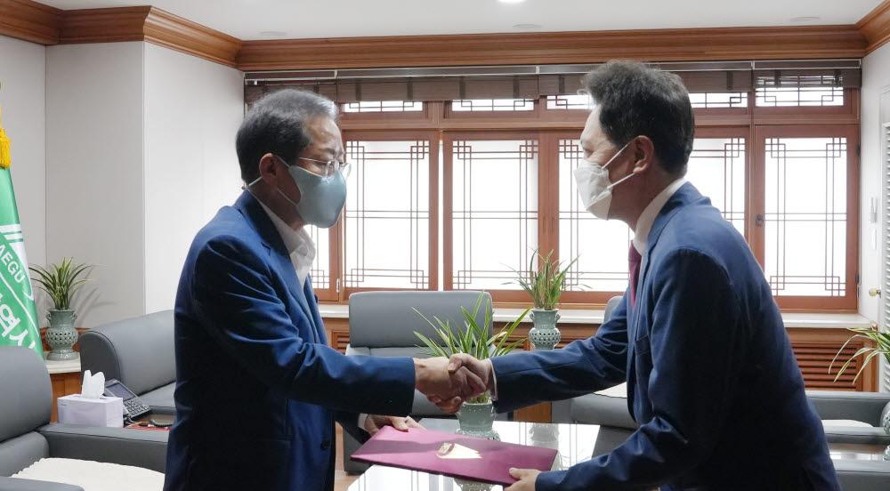 도건우 대구TP 원장이 홍준표 대구시장으로부터 임명장을 받고 있다.