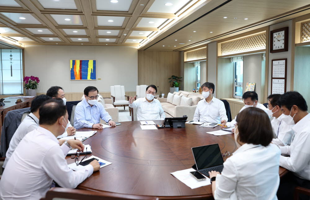 윤석열 대통령이 8일 오전 서울 용산 대통령실 청사에서 수석비서관회의를 주재하고 있다. 대통령실 제공