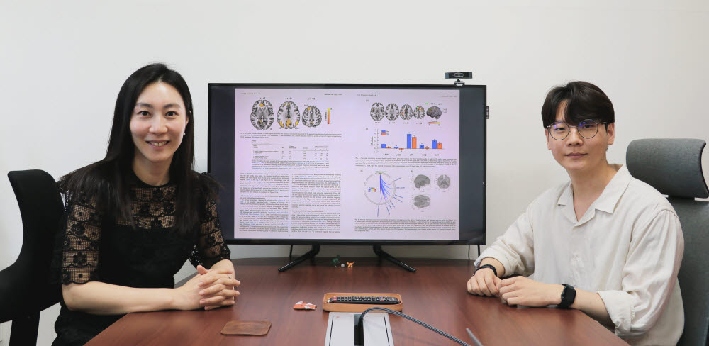 전현애 DGIST뇌과학과 교수(왼쪽)와 박정탁 박사과정생