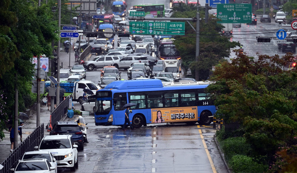 2차 장마가 이어진 9일 서울 서초구 진흥아파트 앞 서초대로 일대에서 전날 내린 폭우에 침수됐던 차량이 모습을 드러내고 있다. 이동근기자 foto@etnews.com
