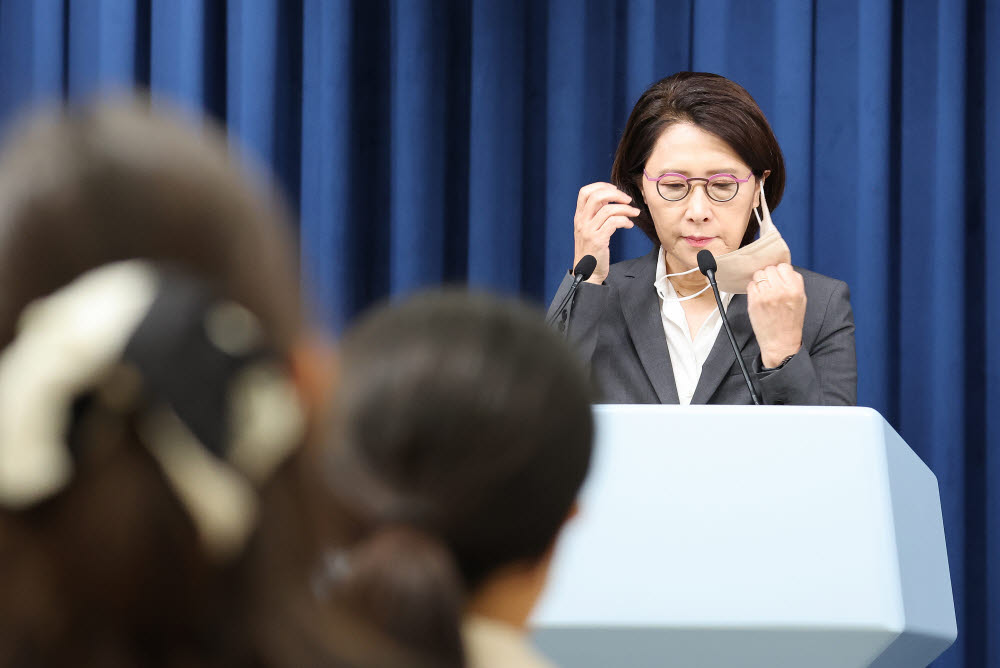 강인선 대통령실 대변인이 8일 오후 서울 용산 대통령실 청사에서 열린 브리핑에 입장, 대통령 주재 수석비서관회의 내용 등을 설명하기 위해 마스크를 벗고 있다. 연합뉴스