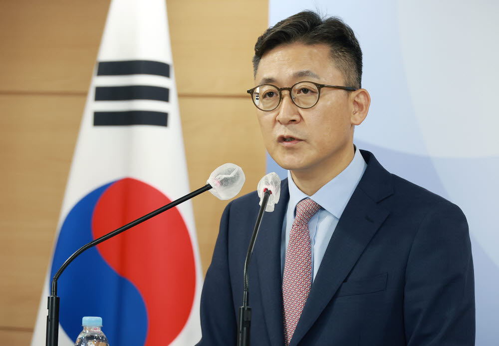 권대영 금융위원회 금융정책국장이 10일 오전 서울 정부서울청사 합동브리핑실에서 자영업자·소상공인 고금리 대환 관련 브리핑을 하고 있다.