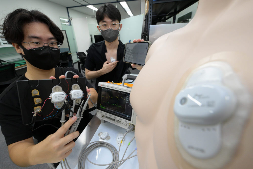 경기 성남시 에이티센스에서 연구원들이 앱을 통해 실시간 심전도 확인이 가능한 에이티패치의 심전도 파형과 앱 구동을 테스트하고 있다. 김민수기자 mskim@etnews.com