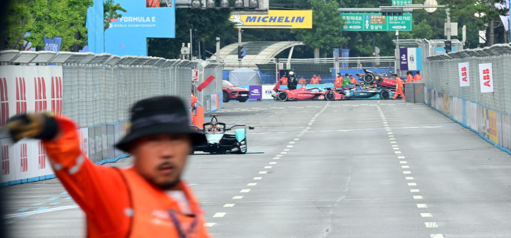 서울 E-PRIX 한 바퀴만에 사고