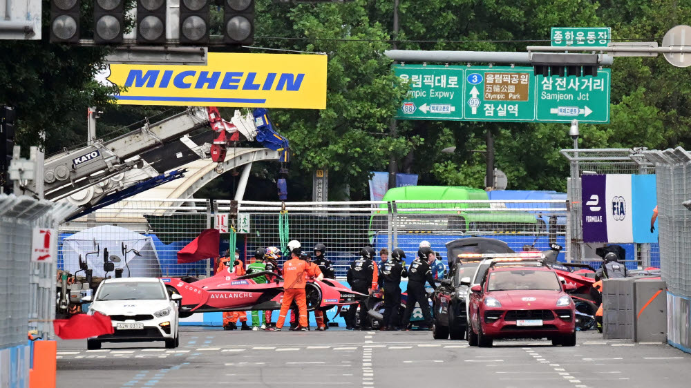 서울 E-PRIX 한 바퀴만에 사고