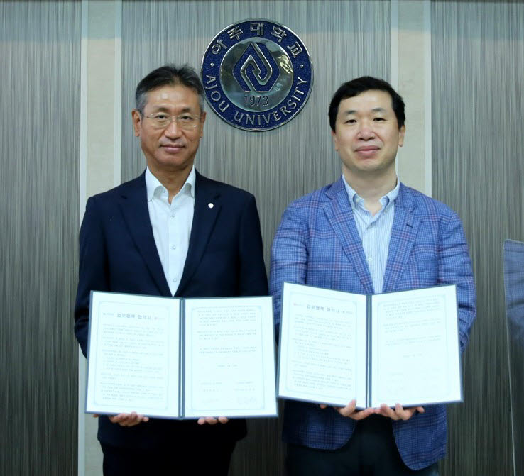 임종락 LG전자 VS연구소장(왼쪽)과 박장호 아주대 공과대학장이 모빌리티 및 자동차 분야 업무 협약을 체결한 뒤 기념촬영을 하고 있다.