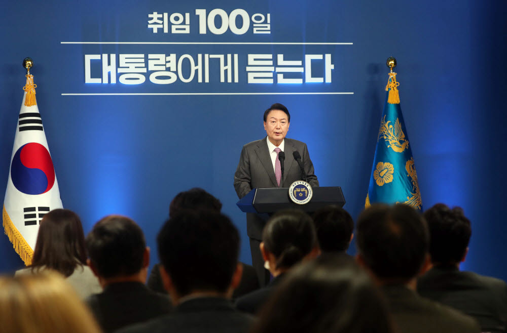 윤석열 대통령이 17일 서울 용산 대통령실 청사에서 열린 취임 100일 기자회견 대통령에게 듣는다에서 그동안의 소회와 향후 정국 운영 방안 등을 밝히고 있다. 연합뉴스