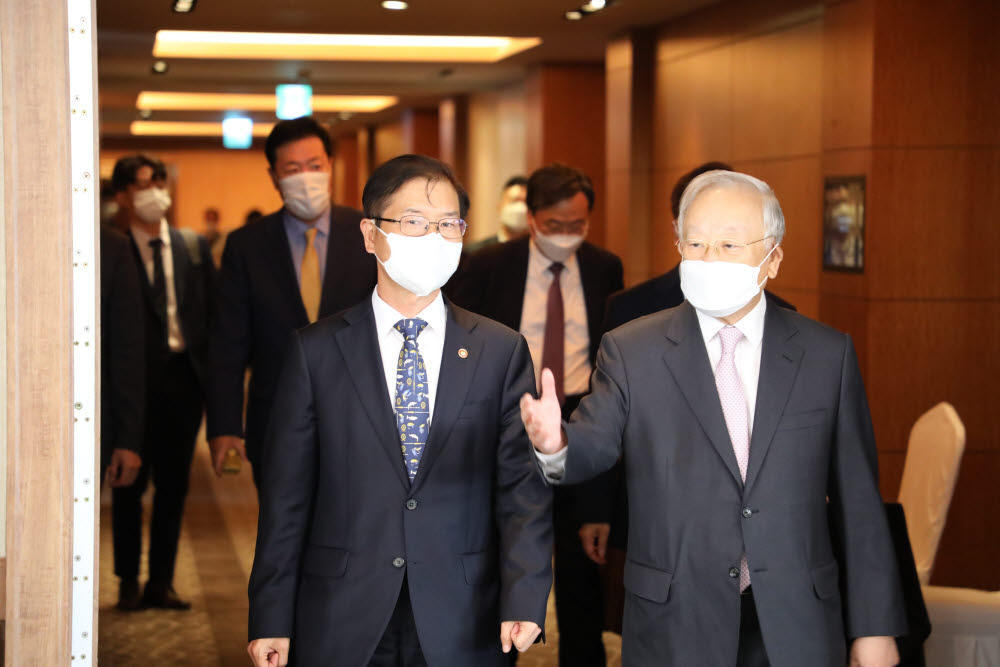 손경식 한국경영자총협회 회장(오른쪽)과 이정식 고용노동부 장관이 17일 서울 소공동 롯데호텔에서 열린 주요 기업 인사·노무 담당 임원(CHO) 간담회에 참석했다.