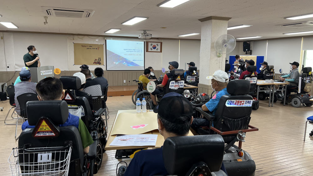 전북테크노파크는 한국전자기술연구원과 함께 17일 군산시 나운종합사회복지관에서 개인형 모빌리티 서비스 플랫폼 실증 워크숍을 개최했다.