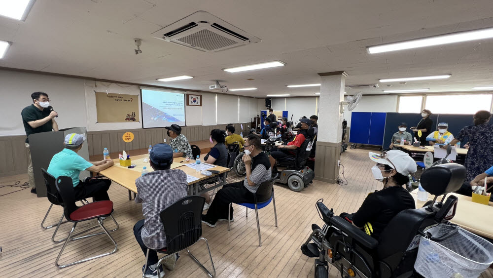 전북테크노파크는 한국전자기술연구원과 함께 17일 군산시 나운종합사회복지관에서 개인형 모빌리티 서비스 플랫폼 실증 워크숍을 개최했다.