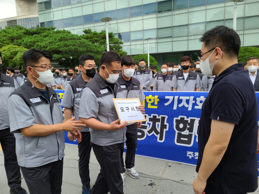 선목래 쌍용자동차 노조위원장이 17일 KDB산업은행에 요구서한을 전달하고 있다.