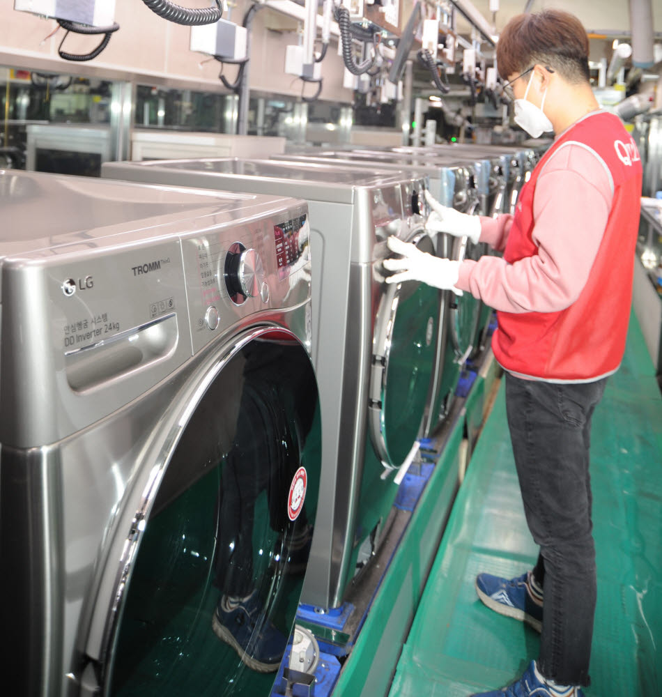 LG전자 창원공장 생산라인에서 직원이 세탁기를 조립하고 있다.