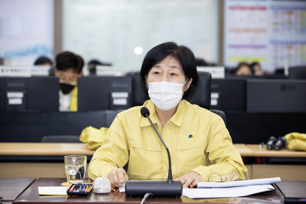 (서울=연합뉴스) 한화진 환경부 장관이 17일 오후 서울 서초구 한강홍수통제소 상황실에서 집중호우 상황점검회의를 주재하고 있다. 2022.8.17 [환경부 제공. 재판매 및 DB 금지] photo@yna.co.kr