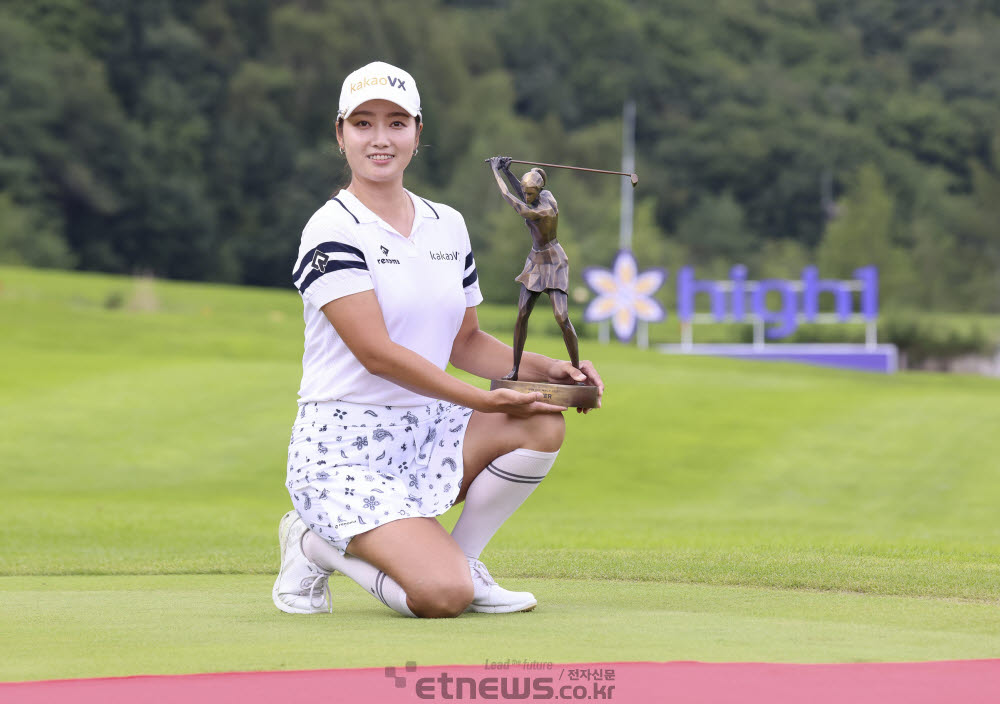 한진선이 우승 트로피를 들고 환하게 웃고 있다. 사진=손진현 기자