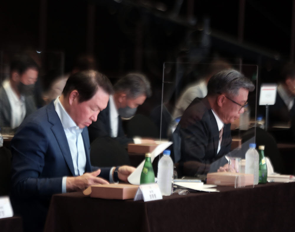 최태원 SK그룹 회장(왼쪽)이 22일 서울 광장동 그랜드워커힐에서 열린 제 6회 이천포럼에 참석, 강연을 듣고 있다. [사진= SK그룹 제공]