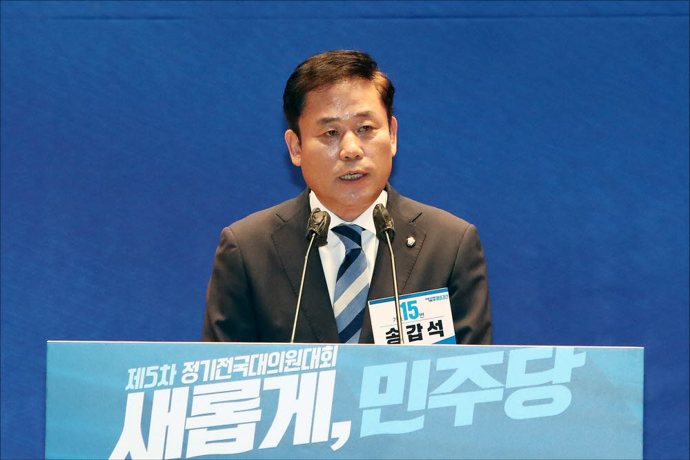 더불어민주당 송갑석 최고위원 예비후보가 28일 오후 국회 의원회관에서 열린 더불어민주당 당 대표 및 최고위원 선출을 위한 예비경선대회에서 정견을 발표하고 있다. 연합뉴스