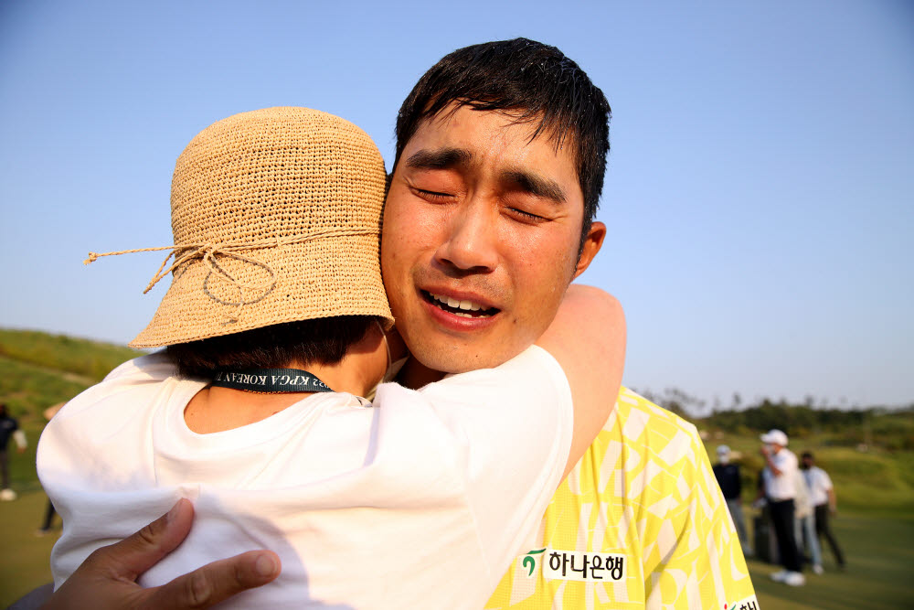 데뷔 12년만에 첫 우승을 차지한 뒤 어머니와 함께 감격을 나누고 있는 박은신 선수.