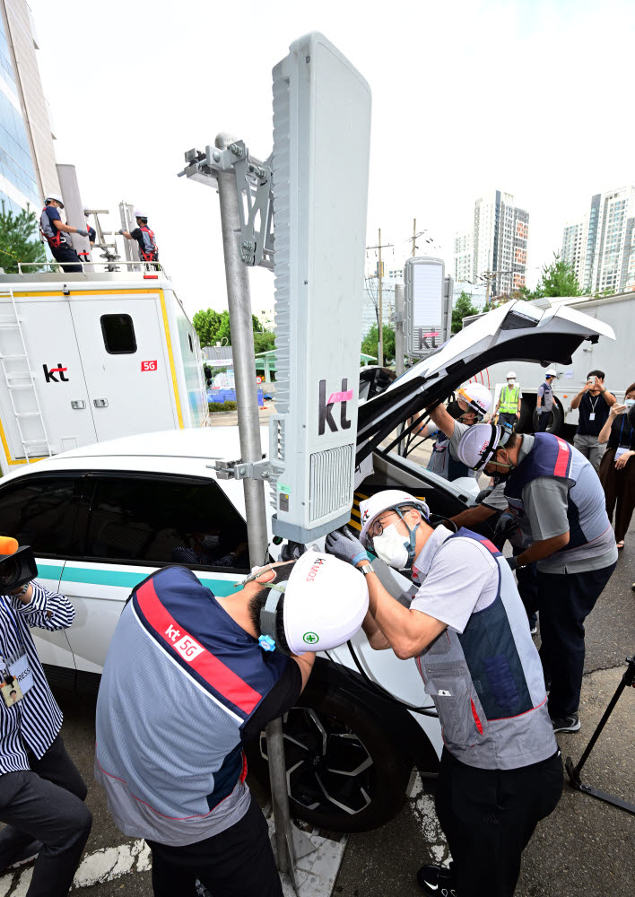 KT엔지니어들이 전기차 배터리를 활용한 이동식 기지국을 구축하고 있다. 이동근기자 foto@etnews.com