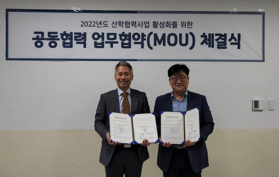 이광후 모니터랩 대표(오른쪽)와 박재경 한국폴리텍대학 산학협력처장이 산학협력 사업 활성화를 위한 MOU를 체결했다.