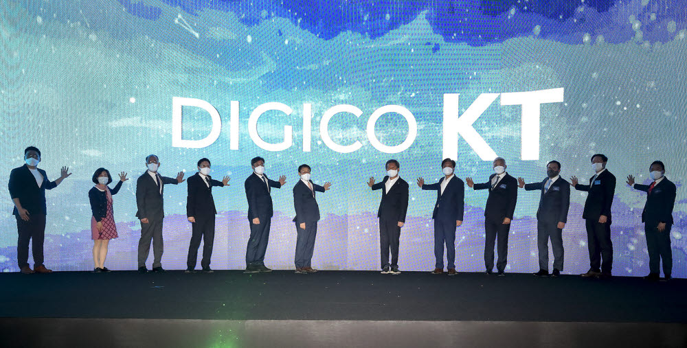 KT는 30일 소피텔 엠버서더 서울 호텔에서 민영화 20주년 기념식을 개최했다. (왼쪽부터) 박성현 리벨리온 대표, 강미영 한통 사장, 김명준 ETRI 원장, 강충구 KT 이사회 의장, 박운규 과기정통부 2차관, 구현모 KT 대표, 정청래 국회 과방위원장, 조승래 국회 과방위 더불어민주당 간사, 최장복 KT 노동조합 위원장, 조용병 신한금융지주 회장, 우기홍 대한항공 사장, 정준 쏠리드 대표 등 주요 인사가 기념식에 참가해 축하 세레모니를 진행했다.