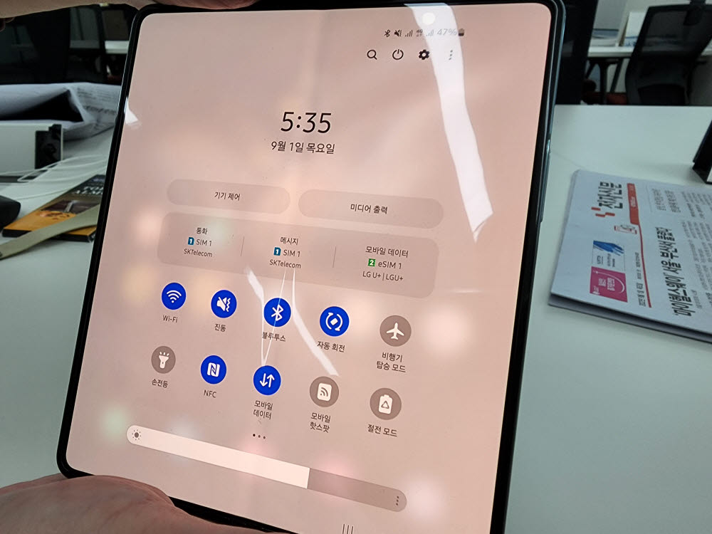 갤럭시Z폴드4에서 SK텔레콤 유심과 LG유플러스 e심을 듀얼심 형태로 사용했다.