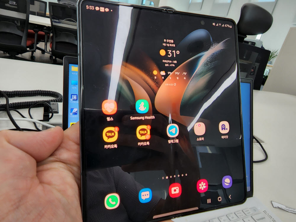 갤럭시Z폴드4의 듀얼메신저 기능을 활용한 카카오톡이 2개 실행돼 있다.