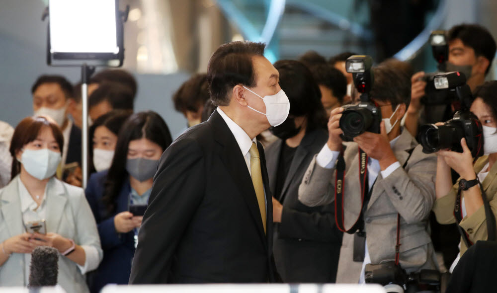 윤석열 대통령이 2일 오전 서울 용산 대통령실 청사에서 출근길 문답을 마친 뒤 이동하고 있다. 연합뉴스.